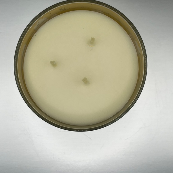 Bath & Body Works Leaves 3-Wick Candle 🍁 Fall Scent New 14.5 oz - Picture 2 of 2